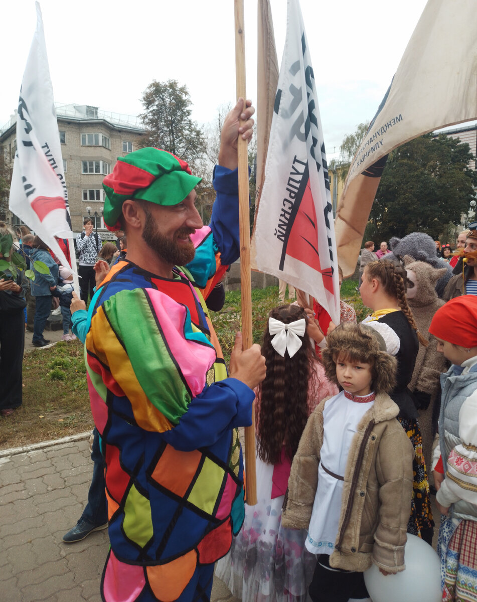 По уже сложившейся традиции, в Туле,  в дни города проходит "Театральный дворик".  В этом году- это уже XV Международный фестиваль уличных театров. 9/09/2023. 16:00.-9