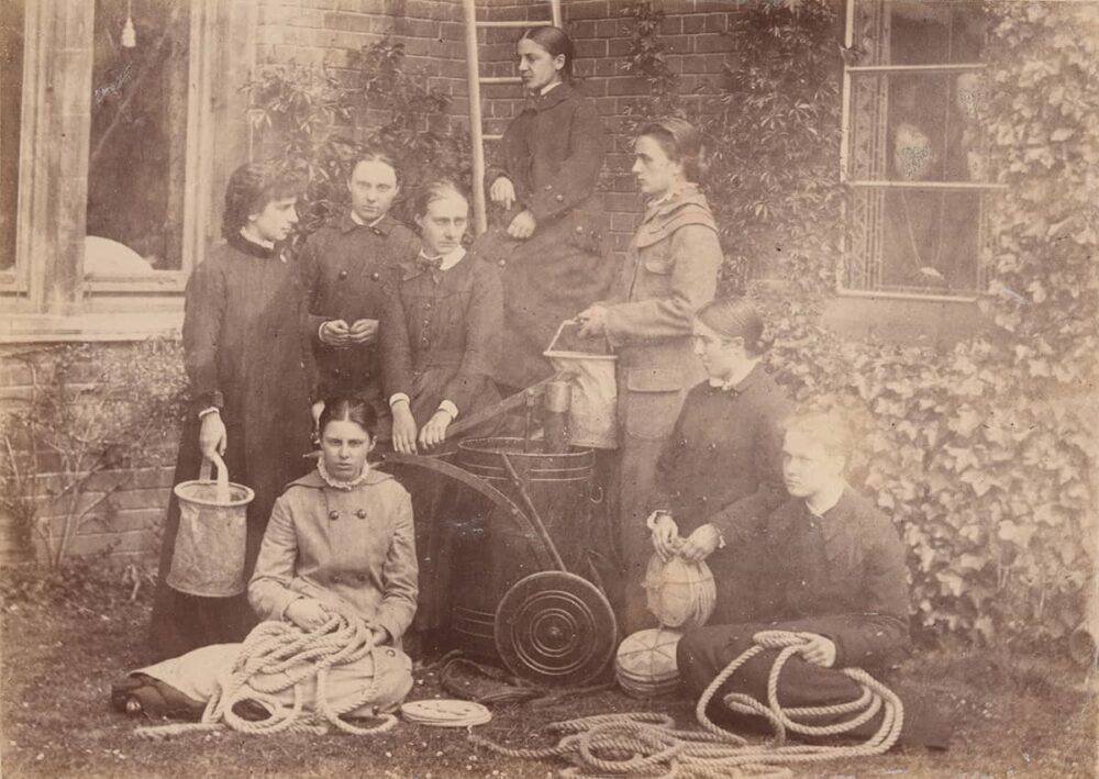 Пожарная бригада Гиртонского колледжа (1880г). Айртон, основавшая группу, стоит в дальнем левом углу с ведром в руках. 
