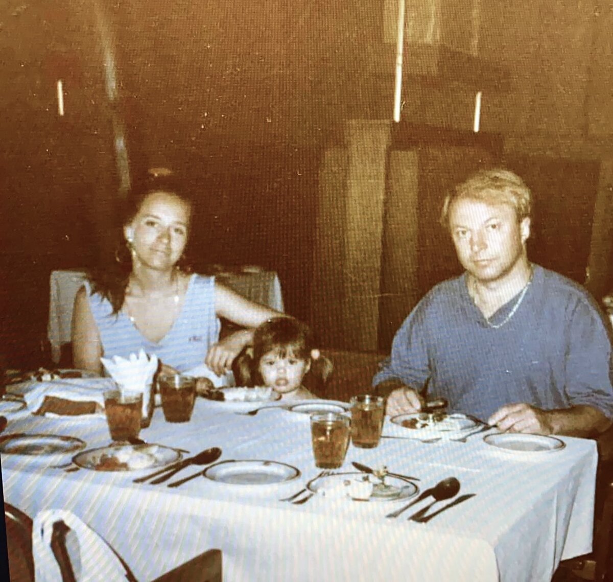 Я, дочка и муж. Отдыхали в Сочи. Чтобы иметь возможность тусить вечерами, взяли с собой свекровь. И ей хорошо, и нам удобно 😂