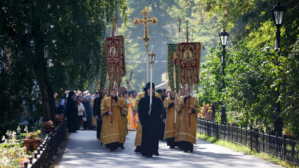 Какой сегодня праздник церковный 2024 11 апреля. Александро Невская Лавра крестный ход. Служба преподобному.