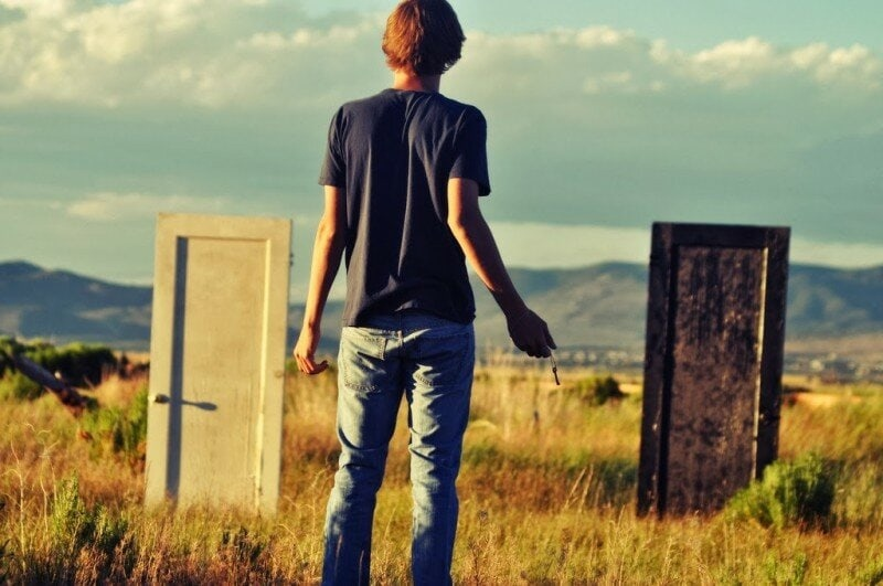 Standing away. Подросток стоит спиной. Дверь в поле. Человек стоит спиной.
