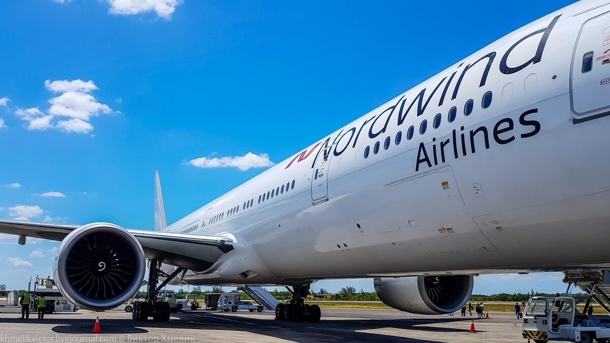     Из Сочи не может вылететь борт авиакомпании Nordwind, который должен был уже приземлиться в Москве. Пассажиры жалуются на отключенные кондиционеры и духоту. Как сообщает тг-канал Mash, желающим покинуть борт пригрозили отказом от компенсации.