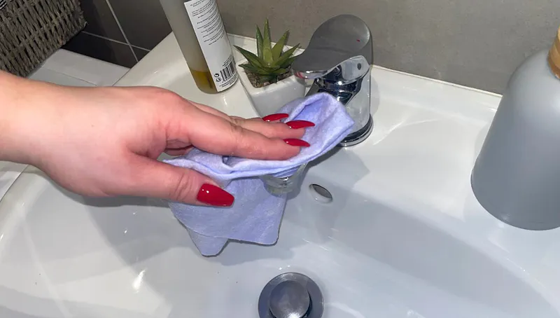 Tutte le casalinghe sanno che è necessario pulire regolarmente il rubinetto dal calcare. E questo problema non è solo di natura estetica.-3