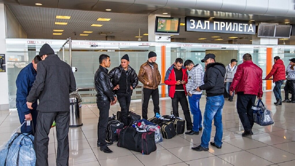 Граждане узбекистана в аэропорту. A310 uzbekistan airways. Airports in uzbekistan. Таджики в аэропорту. Паспортный контроль на границе.