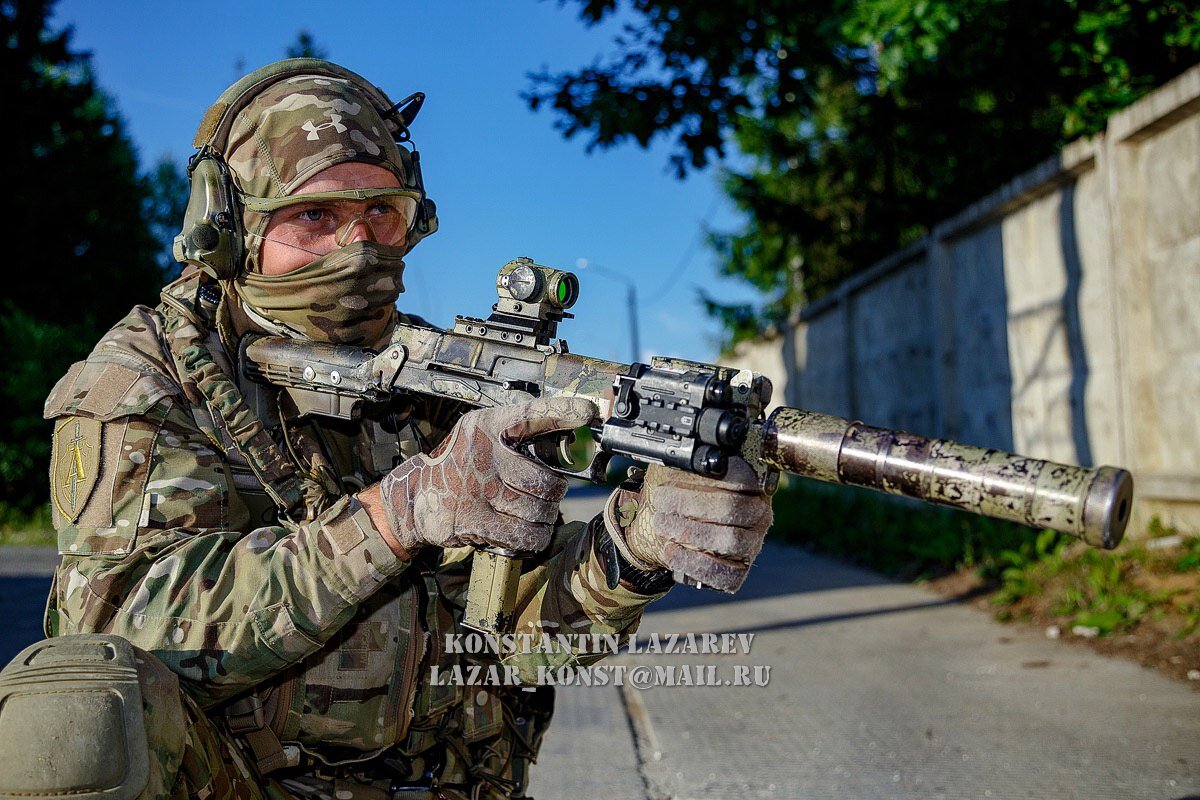 Сотрудник ЦСН ФСБ России с пистолетом-пулеметом СР-2М «Вереск» с «глушителем» / Фото: Константин Лазарев
