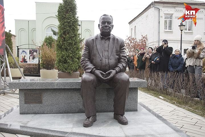 Памятник любимому режиссеру стоит возле дома, где родился Эльдар Рязанов
