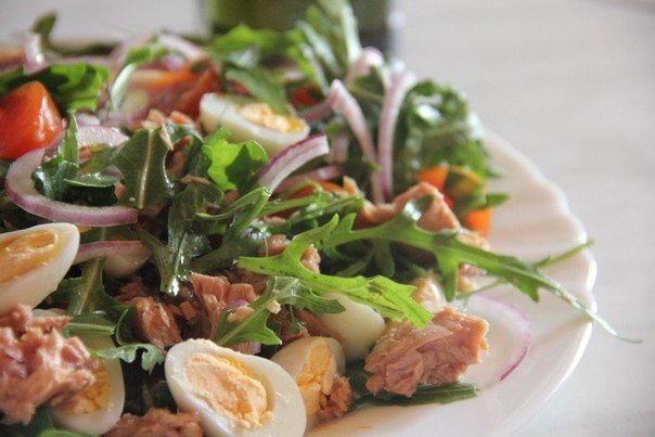 Салат с рукколой и тунцом