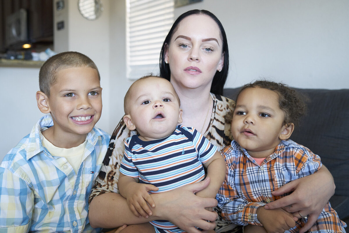 девушка с младенцем на руках. суррогатное материнство картинки. дети от родственных браков. суррогатное материнство. вынашивание чужого ребенка.