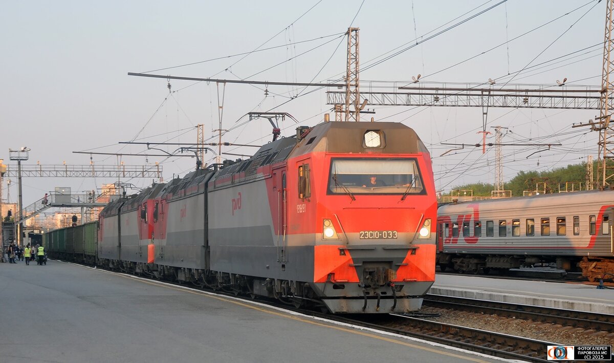 Электровоз 2ЭС10-033 "Гранит" с грузовым поездом на станции Пермь-II

