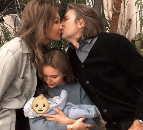 «Я подержал внука на руках,  покачал, прослезился, – рассказывает отец Маликова Юрий  Федорович. – Мальчик крепенький, рост и вес соответствуют норме. Тут же  мы провели и первую съемку, которая длилась пять минут. В роли фотографа  выступила старшая дочь Лены Оля Изаксон, она профессионал в этом деле.  Малыш спокойно все перенес, не плакал, внимательно разглядывал  окружающих. Потом родители уложили ребенка спать, а мы выпили по бокалу  шампанского за его здоровье».    