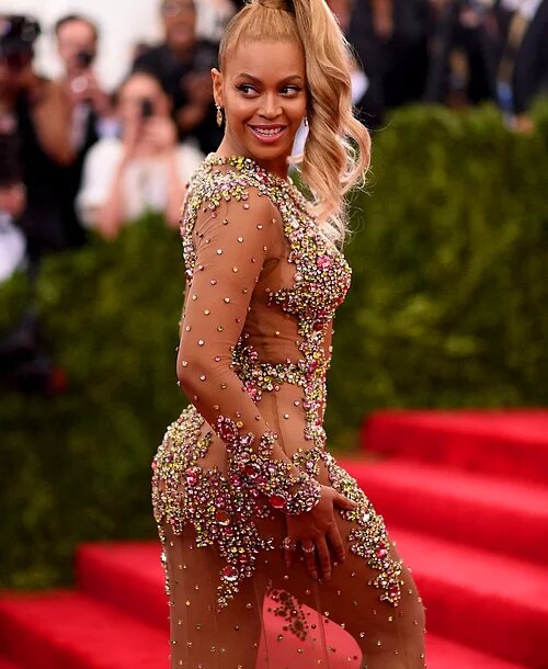 Боди - фактический постоянный наряд на концертах певицы, который максимально подчеркивает округлые бедра Бейонсе. Хотя сама певица порой использует фотошоп для фото в социальных сетях, на красных дорожках наряды исключительно облегающие.