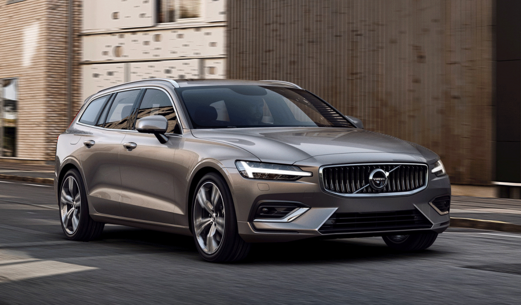 Обновленный универсал Volvo V60 представлен публике перед официальной премьерой на Женевском автосалоне, который состоится в марте.