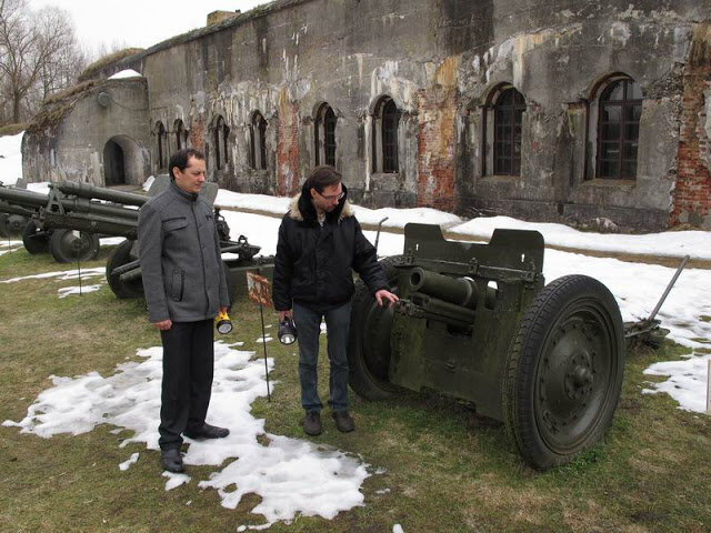 76-мм полковая пушка образца 1927 легко узнаваема. Может быть Пермского производства?