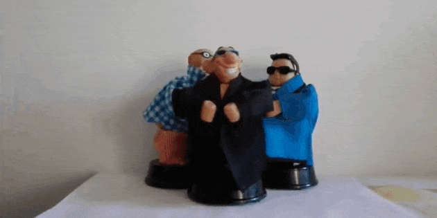 Смешные, по мнению китайцев, куклы распахивают одежду и пугают всех, кто осмелится нажать на кнопку включения. В описании значится, что это отличный подарок для ребёнка, девушки или парня.