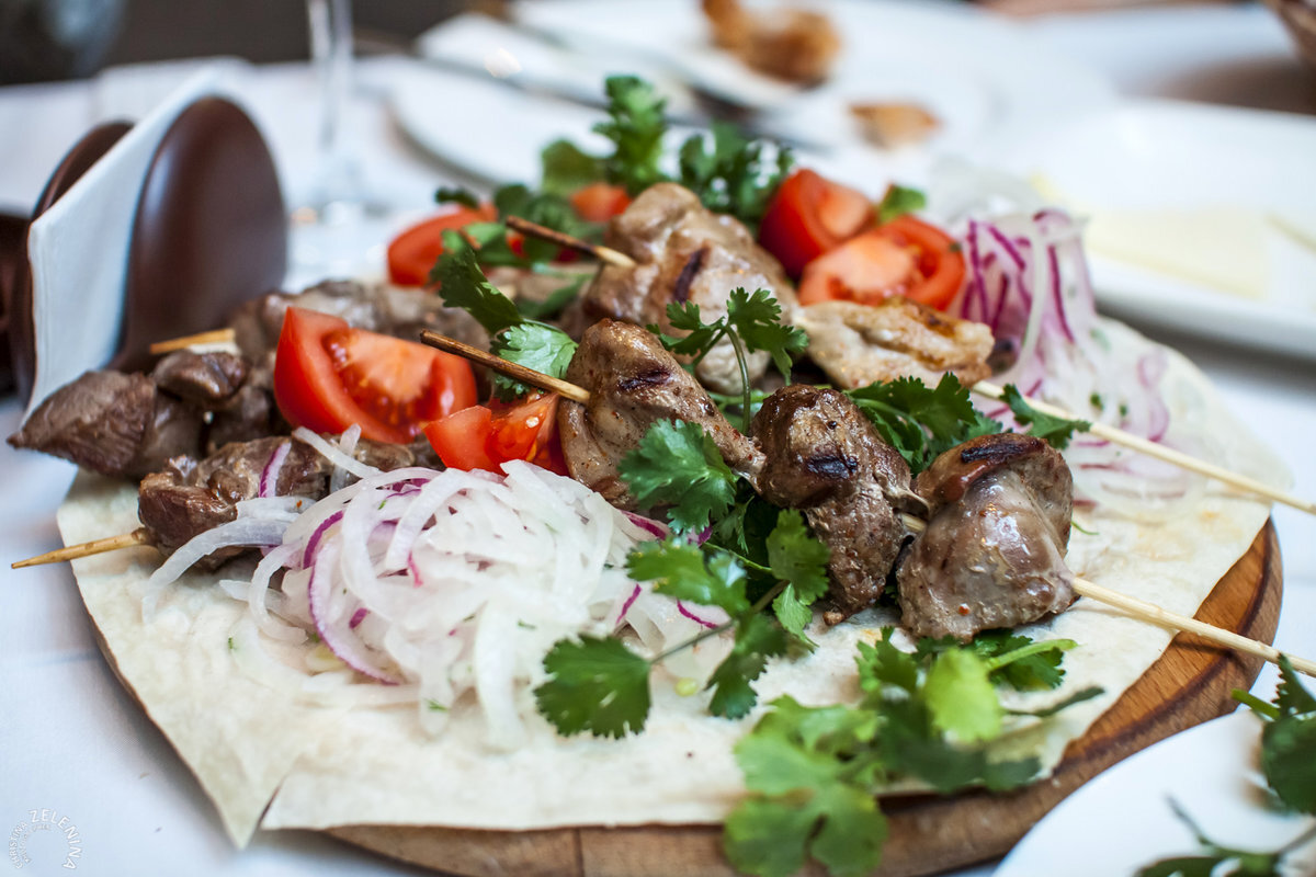 порции именно шашлыка в Грузии оказались почему то маленькими, хотя все другие просто огромные. Для тех, кто хочет сэкономить можно заказывать по одному блюду на двоих и Вы точно наедитесь.