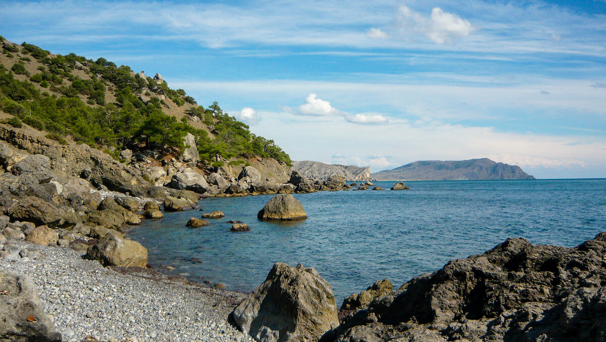Дикий пляж под дорогой на Новый свет