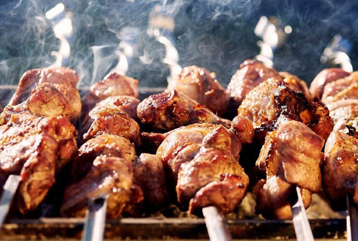 шашлык ресторан москва. шашлычная на углях. еда приготовленная на огне. шашлык в ассортименте. красивый шашлык.