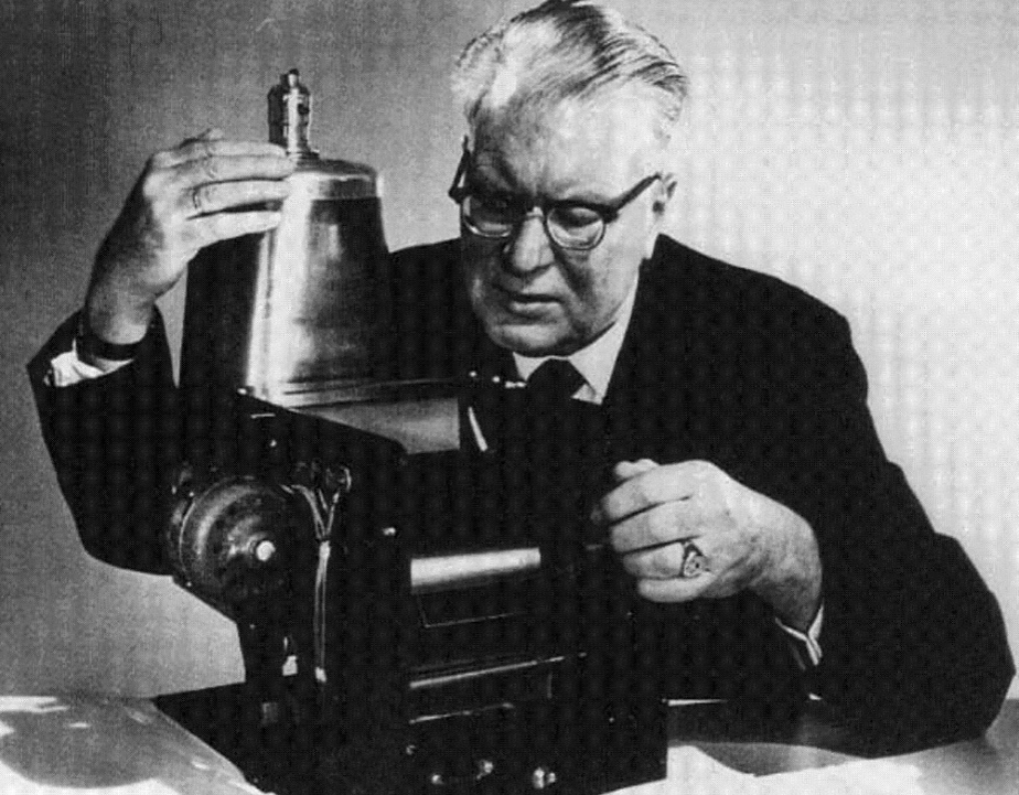   Отцом копировального аппарата и изобретателем ксерографии можно смело называть мистера Честера Карлсона. Именно он придумал способ копирования изображения методом сухого электростатического переноса.-2