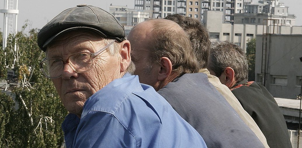       В последнее время правительство всячески ущемляет социальные права граждан. Принимаются законы, которые никак не улучшают нашу жизнь, а наоборот обрекают нас на нищенское существование в старости. Во-первых, увеличен пенсионный возраст, во-вторых, отменена индексация пенсии работающим пенсионерам. Если от государства не приходится ждать ничего хорошего, то сообразительные пенсионеры сами находят выход  в сложившейся неблагоприятной ситуации. Если в случае с повышением пенсионного возраста мы ничего не можем поделать, не помогли ни протесты, ни возмущения народа, то в ситуации с отменой индексации работающим пенсионерам имеется  лазейка, о которой я хочу вам рассказать. Все мы знаем, что с апреля 2016 отменена индексация пенсии работающим пенсионерам. Работодатель  сдает в Пенсионный фонд  ежемесячно  до 15 числа следующего месяца отчет по форме СЗВ-М. Эти данные загружаются в базу данных пенсионеров, и программа автоматически не рассчитывает индексацию таким работникам. Но есть выход в данной ситуации. Очередная индексация пенсий предстоит 1 января 2019 года на 7.05 процентов. Необходимо уволится сейчас, так как данные об увольнении в базу данных Пенсионного фонда «садятся» спустя 3 месяца. Получается, на 1 января данный  пенсионер будет числиться как неработающий, и получит увеличенную пенсию. Позже можно опять вновь устроится на работу и уже получать пенсию в повышенном размере. Конечно же, есть нюансы в данной ситуации. На прежней работе никто не будет держать вакансию для этого пенсионера и есть риск потерять эту рабочее место,  и придется  вновь искать новую работу. Куда деваться? Если государство само вынуждает нас идти на такого рода ухищрения. Это была  вам информацию к размышлению. Решать  только вам. Я буду очень раз если мой материал был полезен вам. Если понравилась статья ставьте палец вверх и подписывайтесь на мой канал.
