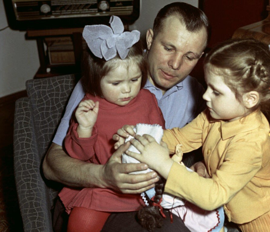 Гагарин с семьей фото. Семья Юрия Гагарина. Дети Юрия Гагарина.