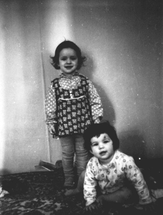 Я стою за своей пышноволосой ползающей сестрой)