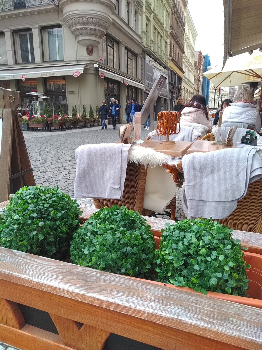 Это одна из самых шумных точек Праги - Вацлавская площадь