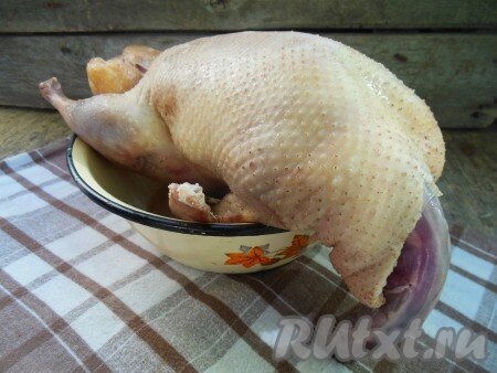 Нарежьте лимон (или лайм) колечками, головку чеснока, не очищая от кожуры, разрежьте на две части (как на фото). Для приготовления соуса для маринования утки соедините сметану, горчицу, соль, смесь молотых перцев, тщательно перемешайте.