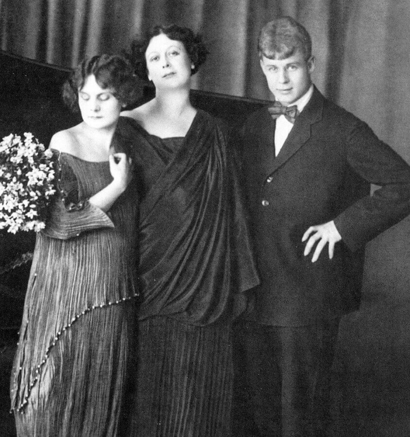 Влиятельная Айседора Дункан и Есенин. http://writervall.ru/wp-content/uploads/2016/03/179899_900.jpg 