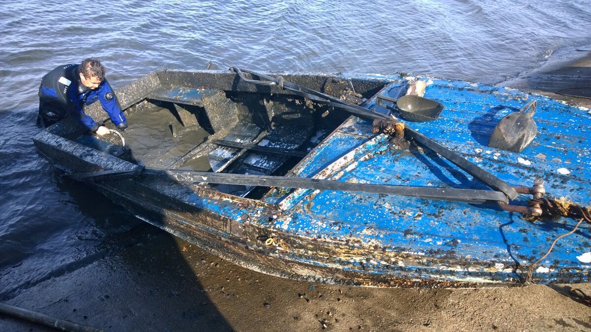 На дне лодки я нашел половину. Корабль на дне. На дне лодки я нашел половину. Подлодками. Курск подводная лодка сбоку.