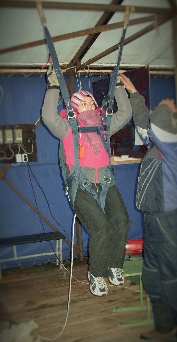 Тренировка перед прыжком с парашютом. На заре наших отношений  специально ездили в Нижний Новгород прыгать там с "Арбалетами" (крутой парашют) вместо "Дубов" (обычный парашют).