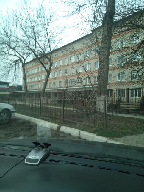 Здание Поликлиники в г. Абинск. Снято из машины.
