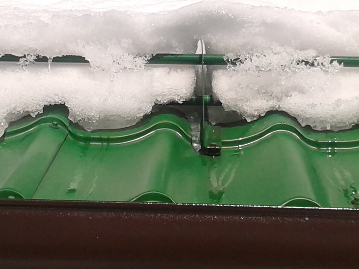 Весной особо нужно быть осторожным при таянии снега и льда, но снегозадержатели хорошо помогают обезопаситься от неприятных ситуаций. Их нужно обязательно учесть при монтаже кровли.