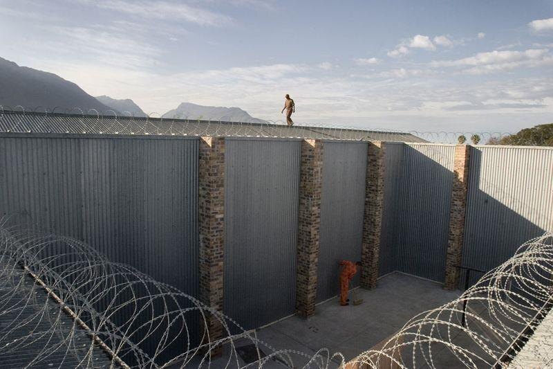 Рис. 1. Тюрьма Африки