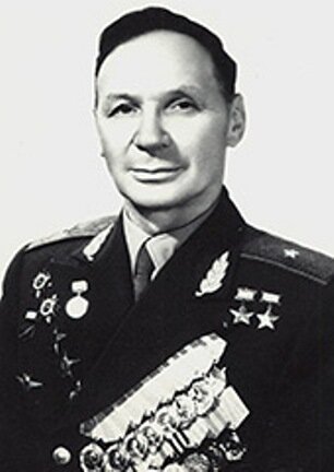 Заслуженный летчик-испытатель СССР, Лауреат Государственной Премии СССР, Дважды Герой Советского Союза генерал-майор Владимир Константинович Коккинаки.  