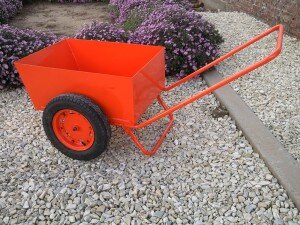 На следующем этапе работы вам потребуется составить схему и подробный чертеж. На нем должны быть обозначены все габариты и размеры отдельных деталей. Исходя из объема емкости для грузов, разрабатывается рама и выбирается диаметр колес. Чаще всего объем кузова берут от 70 до 110 литров. После того как вы подготовили чертеж, можно приступать к непосредственному изготовлению инвентаря: