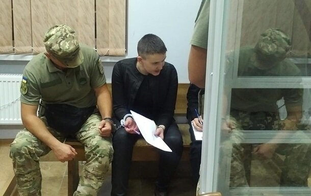 Савченко и Рубан вышли на свободу 
В ночь на вторник, 16 апреля, у Савченко и Рубана истек очередной срок содержания их под арестом.

Броварской горрайонный суд в ночь на вторник, 16 апреля, постановил выпустить из-под стражи народного депутата Надежду Савченко и экс-руководителя Центра освобождения пленных "Офицерский корпус" Владимира Рубана.

В полночь истек очередной срок содержания их под арестом. Ходатайство прокуратуры о продления ареста суд в срок не успел рассмотреть, потому обвиняемых отпустили. Решение суда в зале заседаний встретили аплодисментами.

"Я выхожу из этого зала как свободный человек. Я вернула себе волю и буду бороться за Украину", - заявила Савченко.

Напомним, Савченко подозревают в подготовке терактов в Верховной Раде и правительственном квартале Киева. Кроме того, ее подозревают в совместной с Рубаном подготовке покушения на президента Петра Порошенко. 

22 марта 2018 года Верховная Рада дала согласие на привлечение Савченко к уголовной ответственности, задержание и взятие ее под стражу. Савченко и Рубан находились под арестом. В августе 2018 года досудебное расследование по уголовному производству против Рубана и Савченко было завершено.

Дело Савченко и Рубана сначала передали на рассмотрение в Славянский горрайонный суд Донецкой области, затем в Черниговский районный суд, Соломенский районный суд Киева, Дарницкий районный суд Киева. 12 апреля Киевский апелляционный суд направил дело в Броварской горрайонный суд Киевской области.
