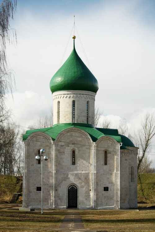 Сужение здания: отлив цоколя - первый уступ объема; второй - на уровне хор. Автор фото: Петухов Д. Источник:https://www.yarcom.ru/sights/pereslavl-zalesskiy/place/95#&gid=1&pid=3