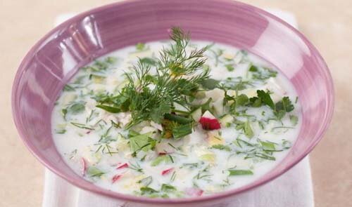 2. Суп на кефире с кислинкой.  Вам понадобятся: нежирный кефир (600-700 мл.), помидорки черри  (примерно 8 шт.), сок половины лимона, кинза, щавель, по желанию,  немножко растительного масла (1-2 чайные ложечки). Приготовление: кефир,  щавель и кинзу смешиваем при помощи блендера. Затем в полученную массу  добавляем сок лимона, немножко растительного масла и помидорки черри,  нарезанные пополам.