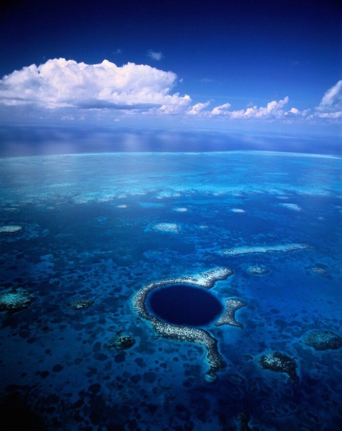 Самое глубокое место. Марианский жёлоб. Большая голубая дыра, Лайтхаус-риф. Юкатан полуостров большая голубая дыра. Марианская впадина.