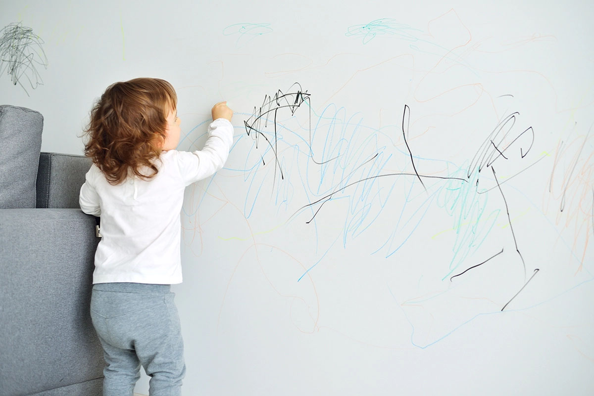 Ребенок изрисовал. Стена для рисования. Рисуем на стене. Ребенок рисует на стене. Ребенок разрисовал стены.