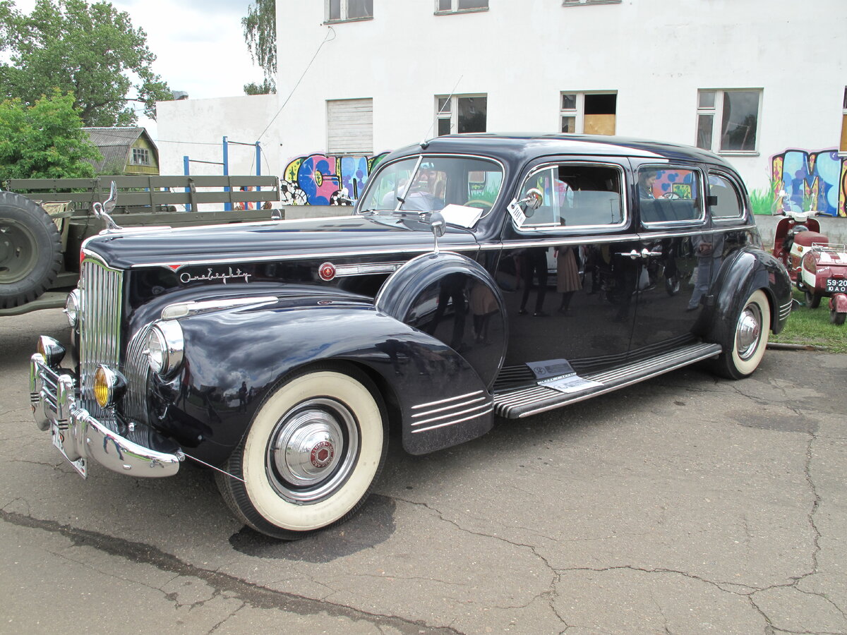 Украшение фестиваля -Паккард 180 Лимузин 1941 года выпуска. Оснащен восьмицилиндровым двигателем объемом 5830 см.куб.