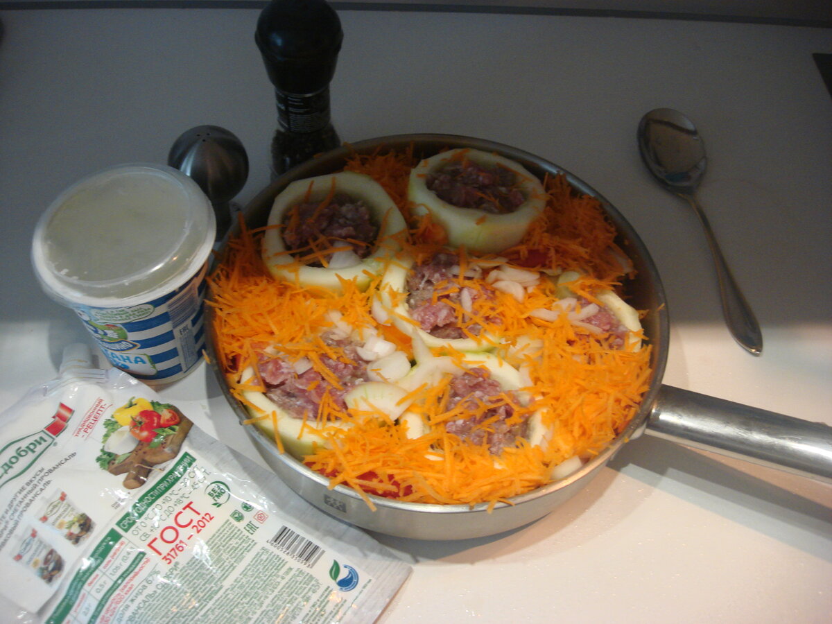 Фото сделано автором (заполнила стаканчики из кабачка фаршем)