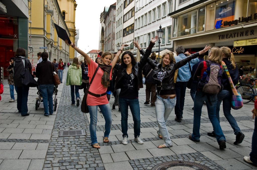 Немецкие люди фото. Humboldt-Institut Мюнхен. Германия люди на улицах. Молодежь Германии. Люди на улицах Берлина.