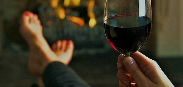 Пить вечерами, но каждый день – это вредно?
Алкоголь существует издавна, в разных странах есть свой популярный напиток, употребление которого считается вполне нормальным. Однако несмотря на традиции и привычку пить спиртное на праздники и по выходным дням, многие люди предпочитают принимать алкоголь ежедневно, чтобы расслабиться и уйти от всего произошедшего в течение дня.
