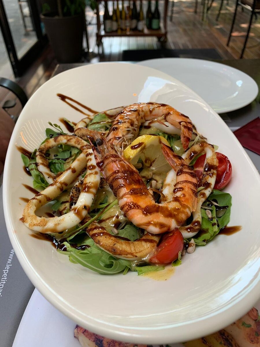 Салат с кальмаром, креветками и рукколой 