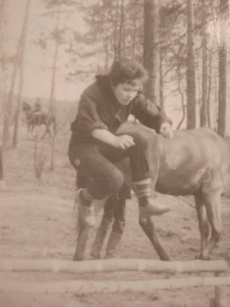 Много лет назад мы просто прыгали лошадиные барьеры. Сами. Пешком,,,