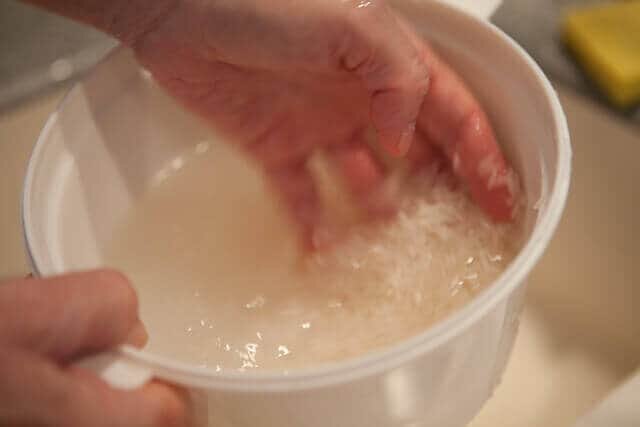 Тщательно промываю рис2 - 3 раза. Фото: gor4ica.ru 