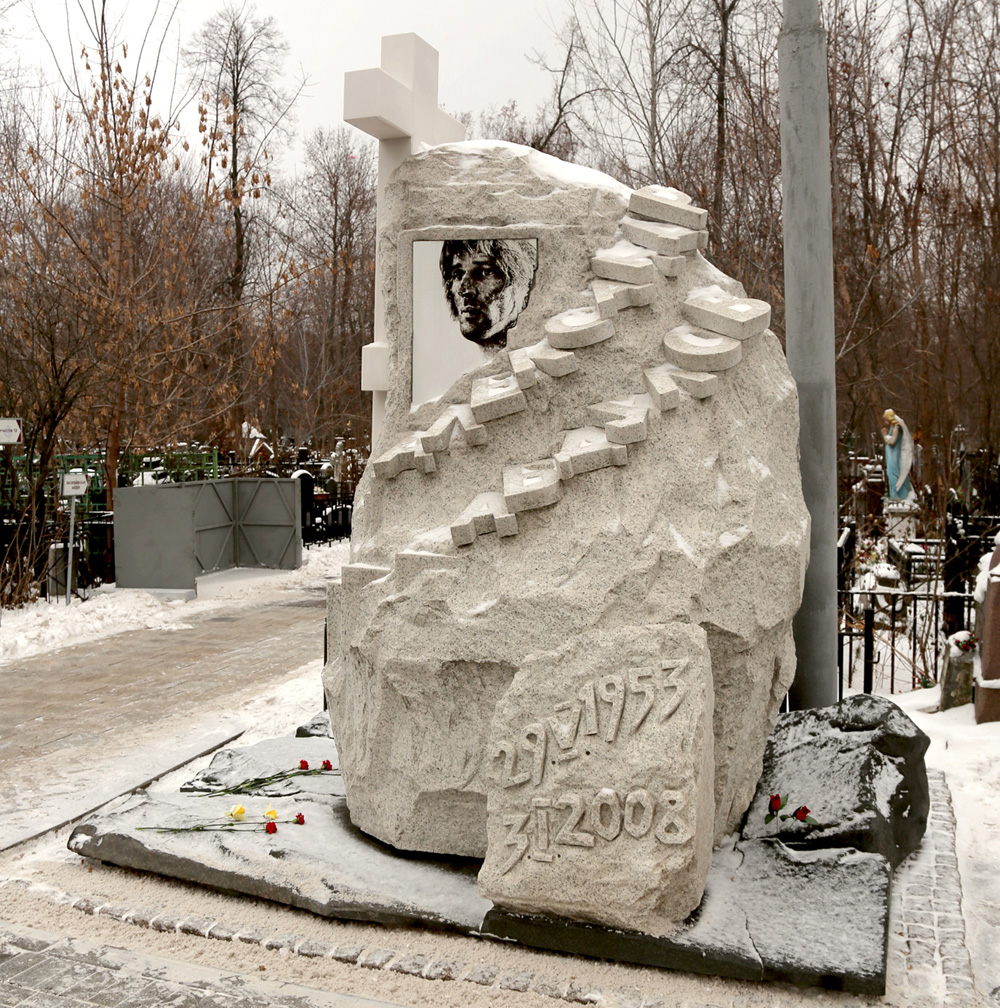 Памятник Абдулова на Ваганьковском кладбище. Памятник на могиле Абдулова на Ваганьковском кладбище. Ваганьковское кладбище Абдулов.