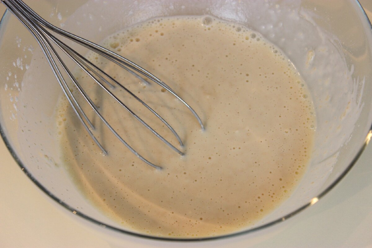 Приготовить опару для расстегаев: молоко теплое, дрожжи, сахар, соль, муку (0,5 стакана) перемешать, накрыть салфеткой и оставить в теплом месте, минут на 20.