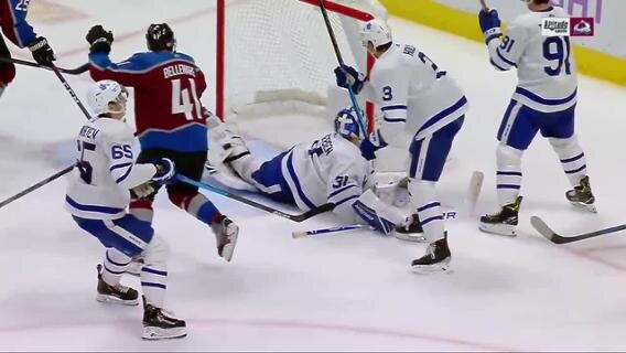 После броска В. Ничушкина шайба влетает в ворота Торонто.